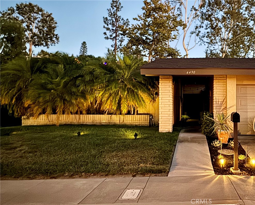 6490 E Via Arboles