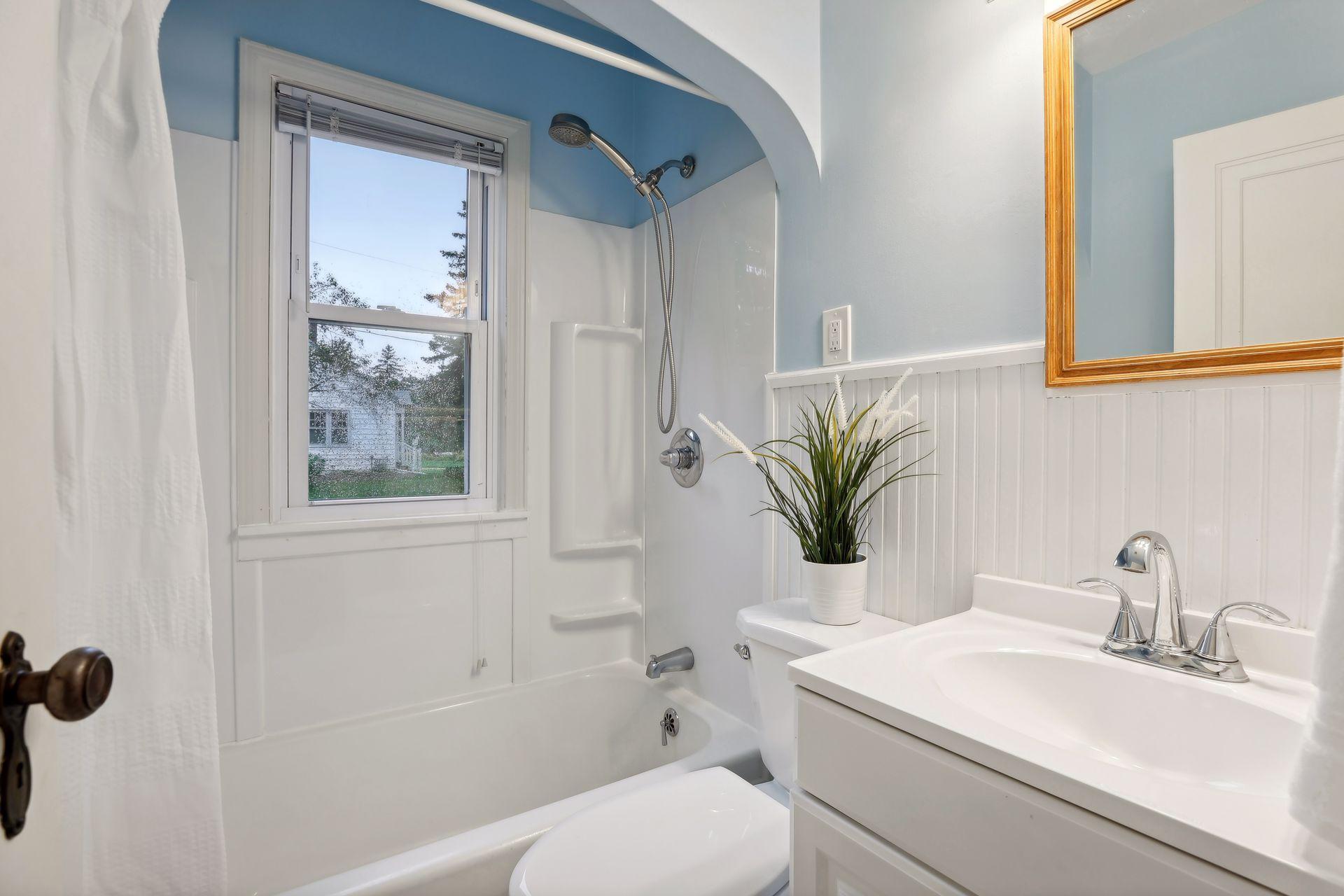 1617 Dunlap Street N