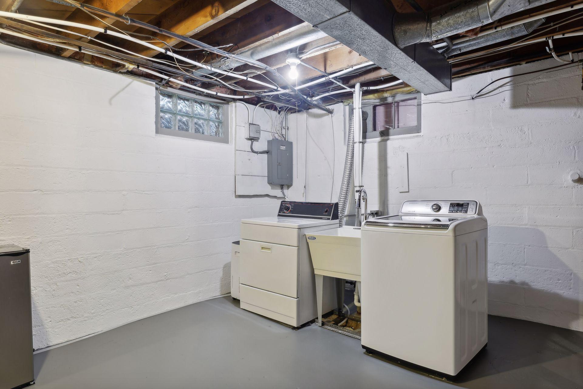 1617 Dunlap Street N