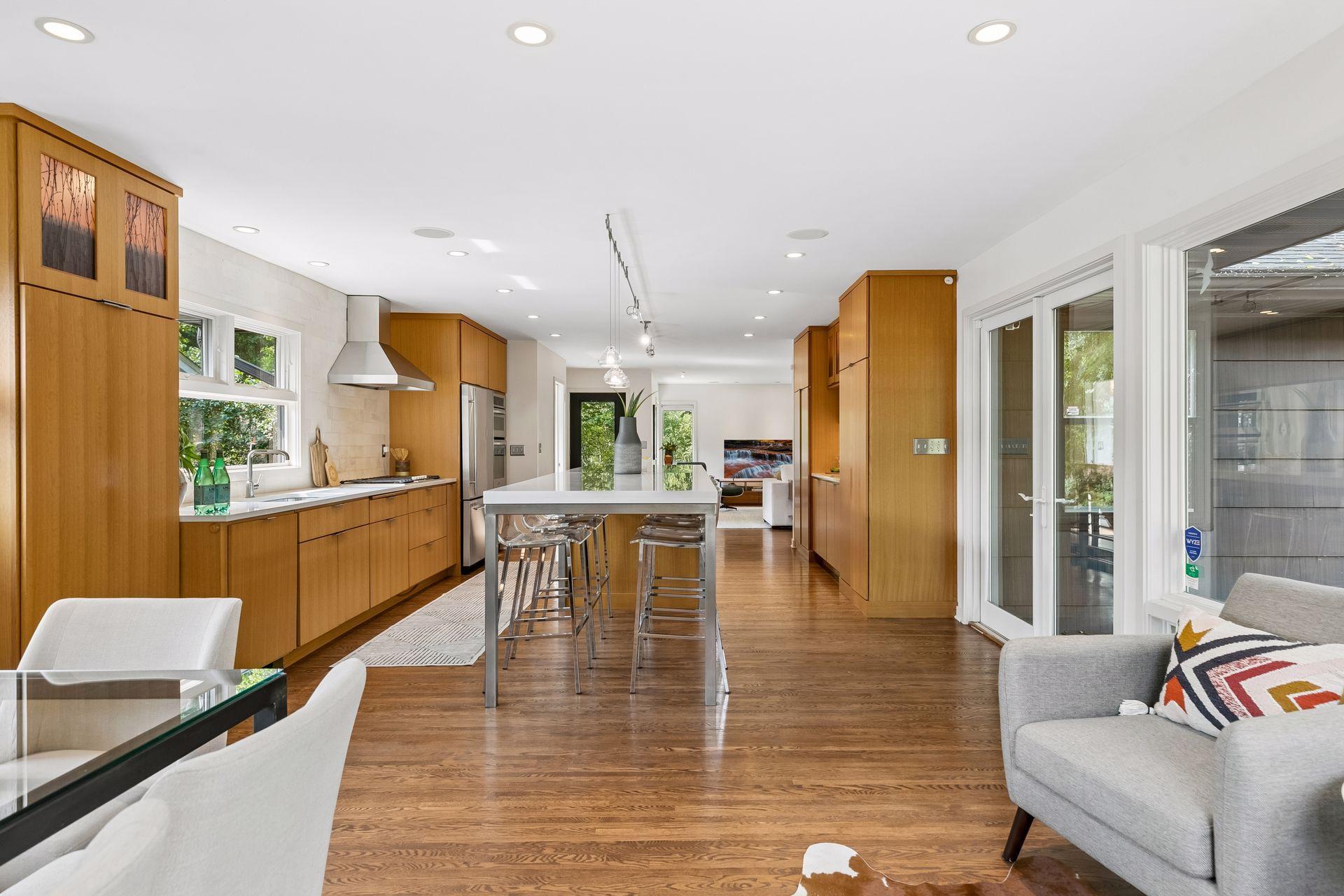 600 Desnoyer Avenue