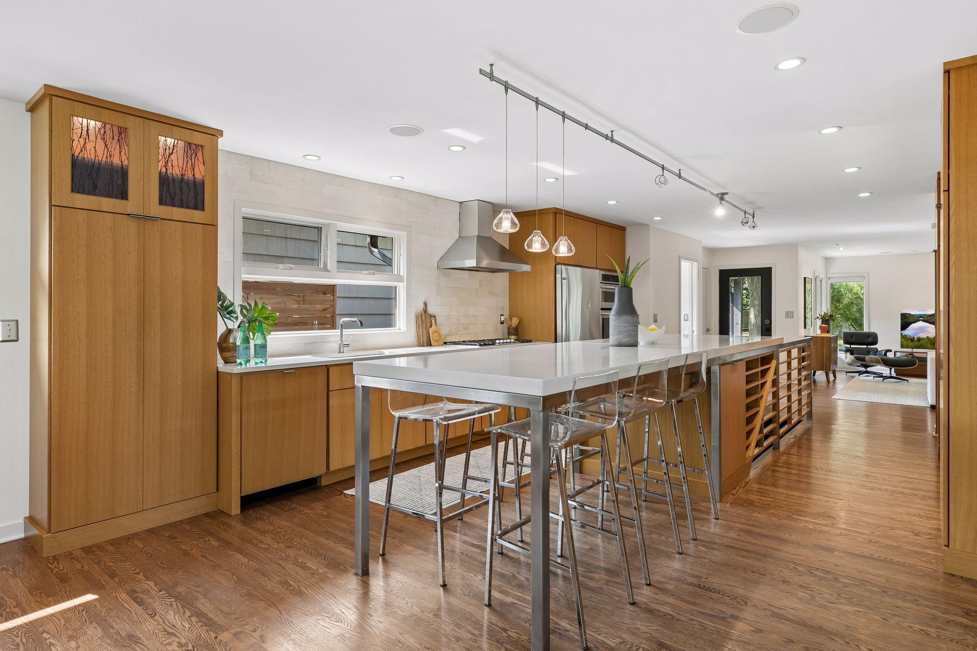 600 Desnoyer Avenue