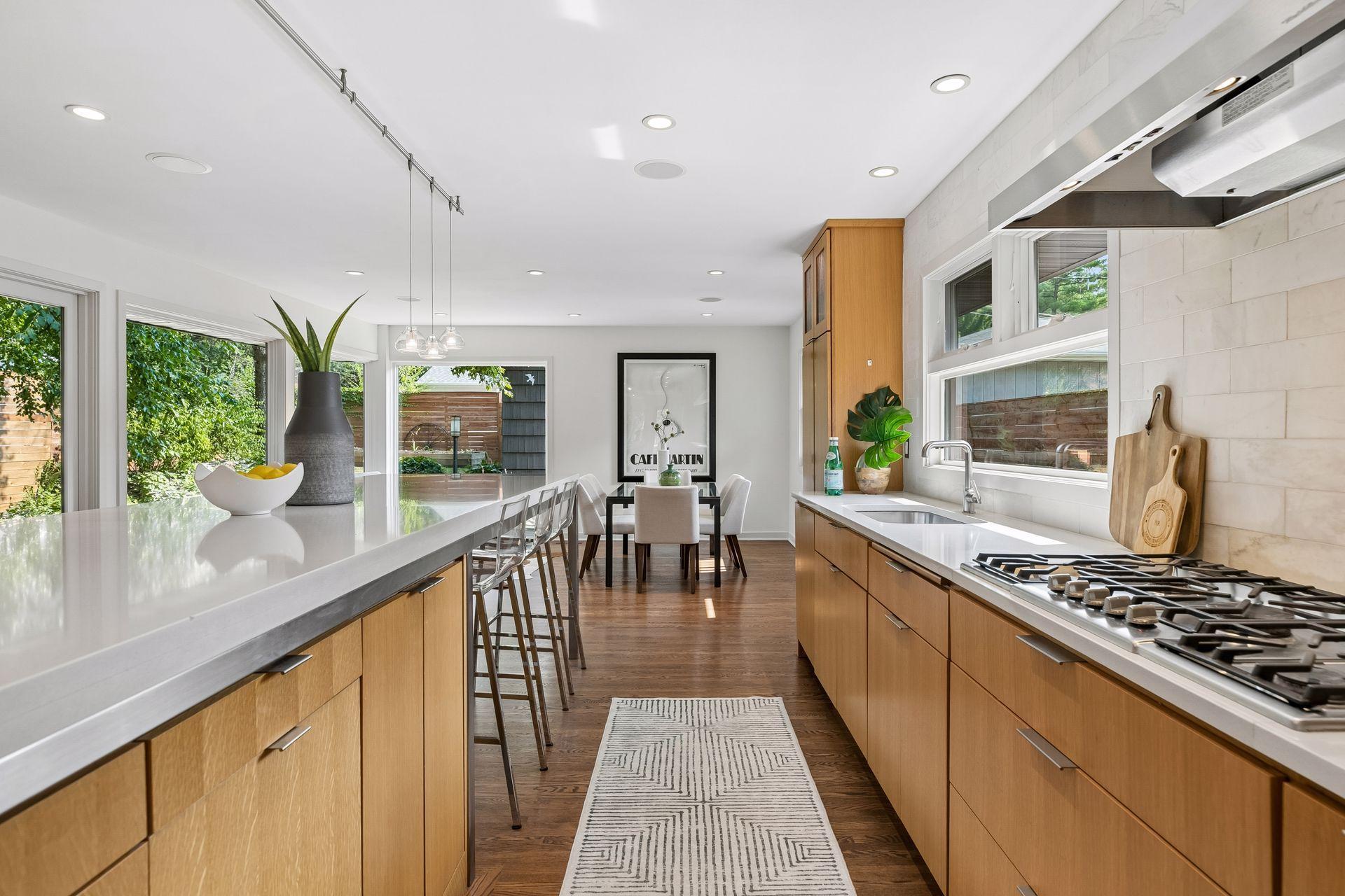 600 Desnoyer Avenue