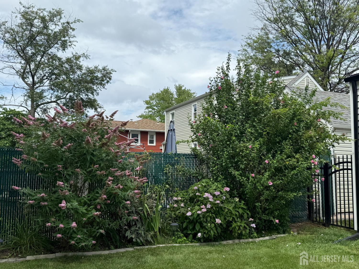 151 Minna Avenue