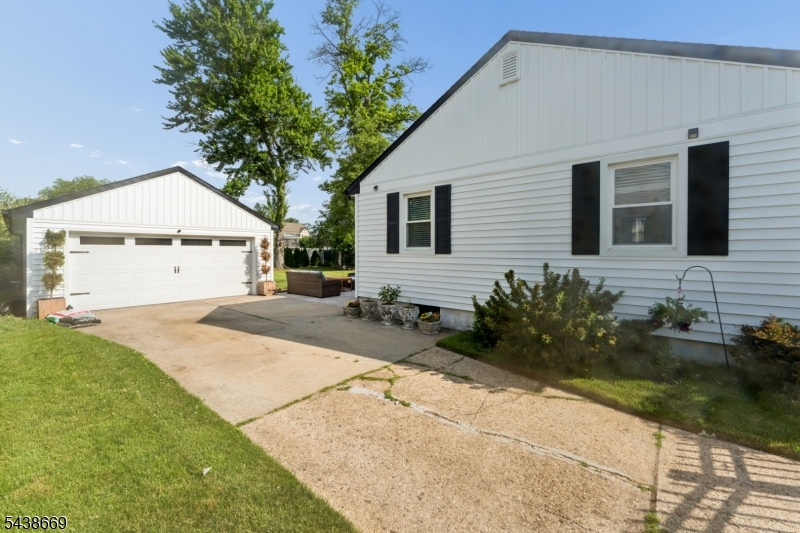 151 Minna Ave