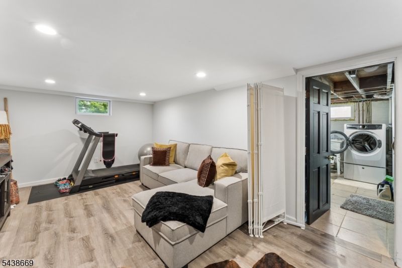 151 Minna Ave
