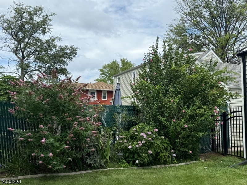 151 Minna Ave