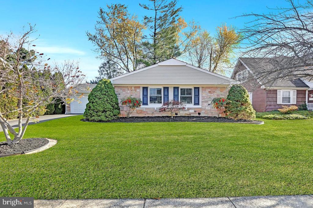 24 Globe Ln