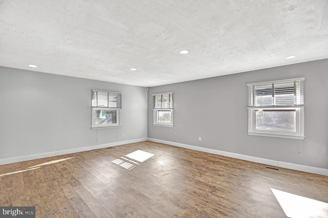 24 Globe Ln