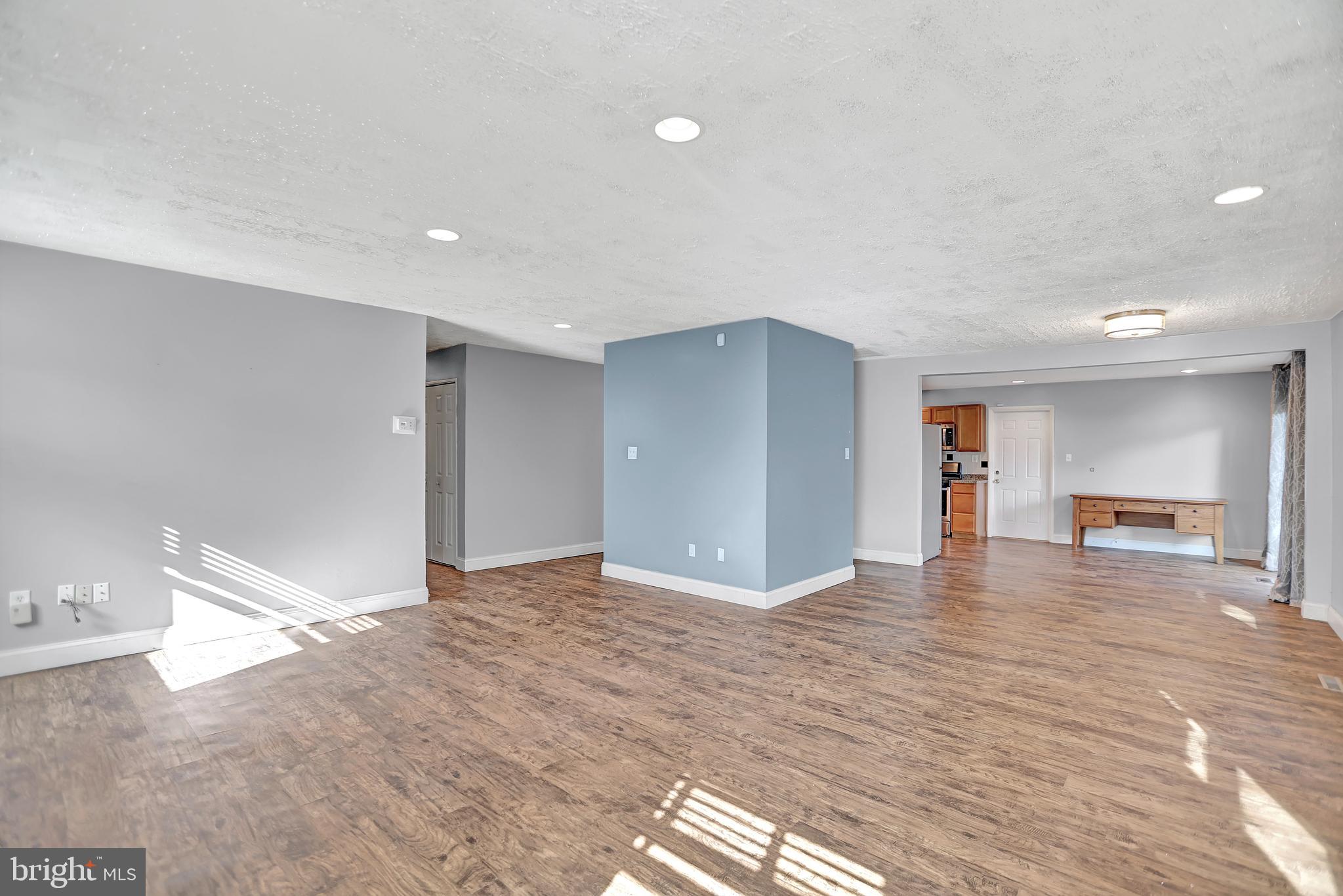 24 Globe Ln
