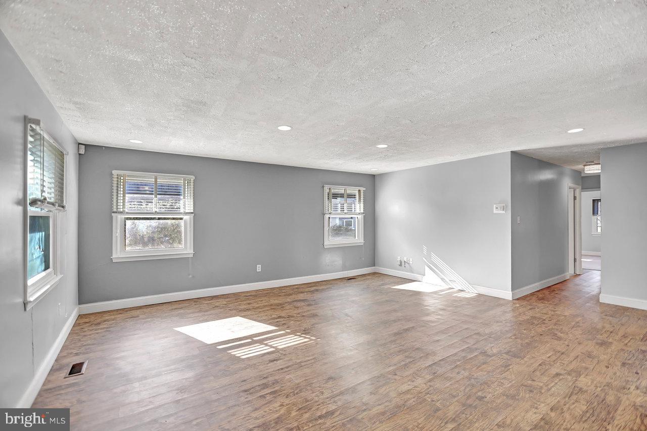 24 Globe Ln