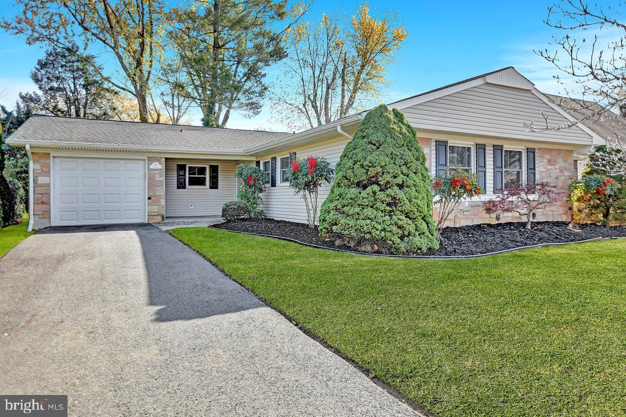 24 Globe Ln