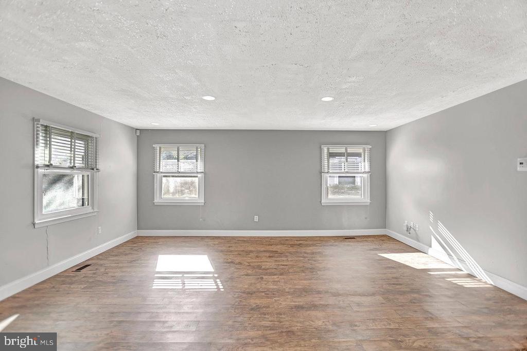 24 Globe Ln