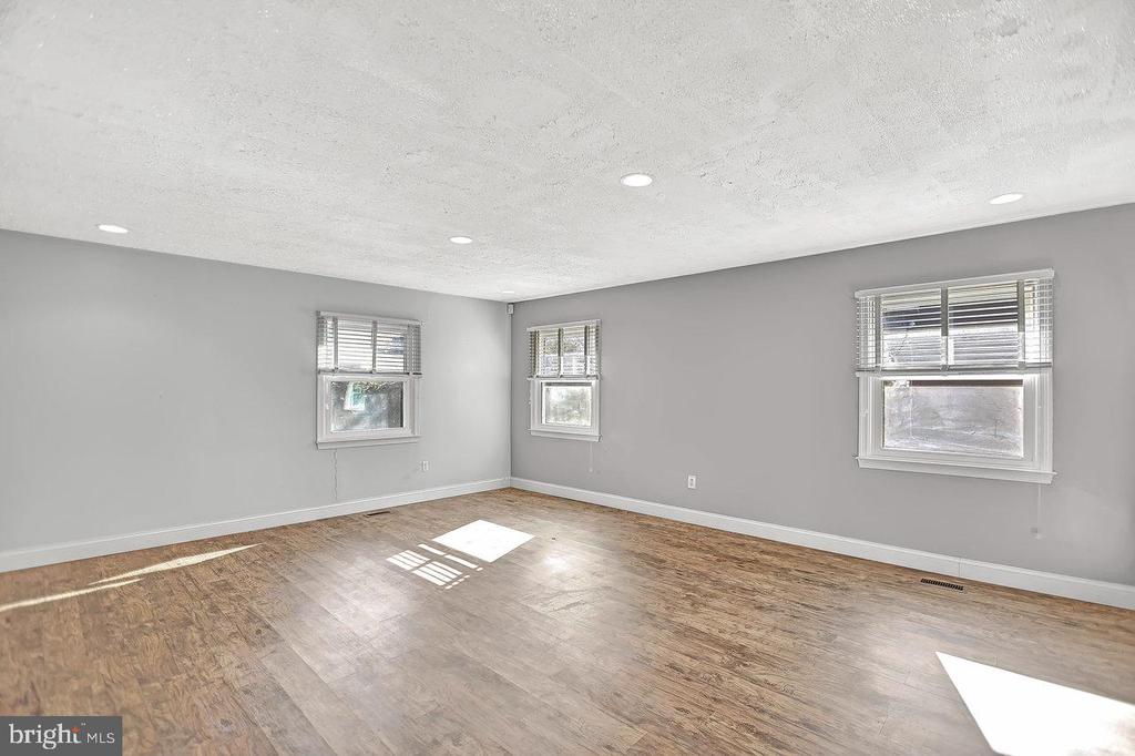 24 Globe Ln