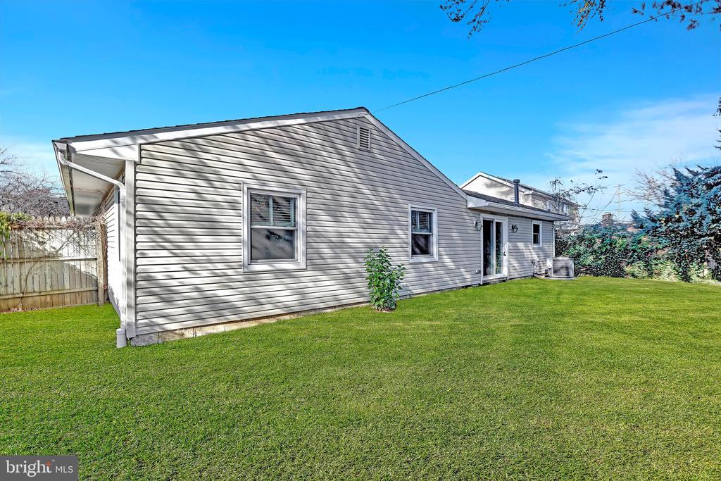 24 Globe Ln
