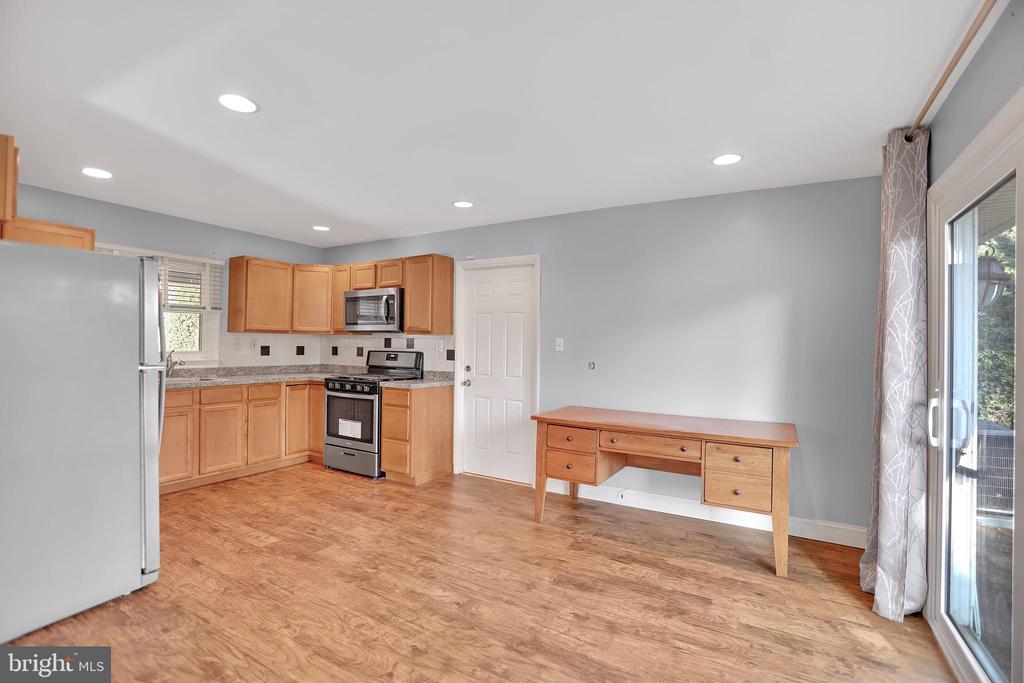 24 Globe Ln