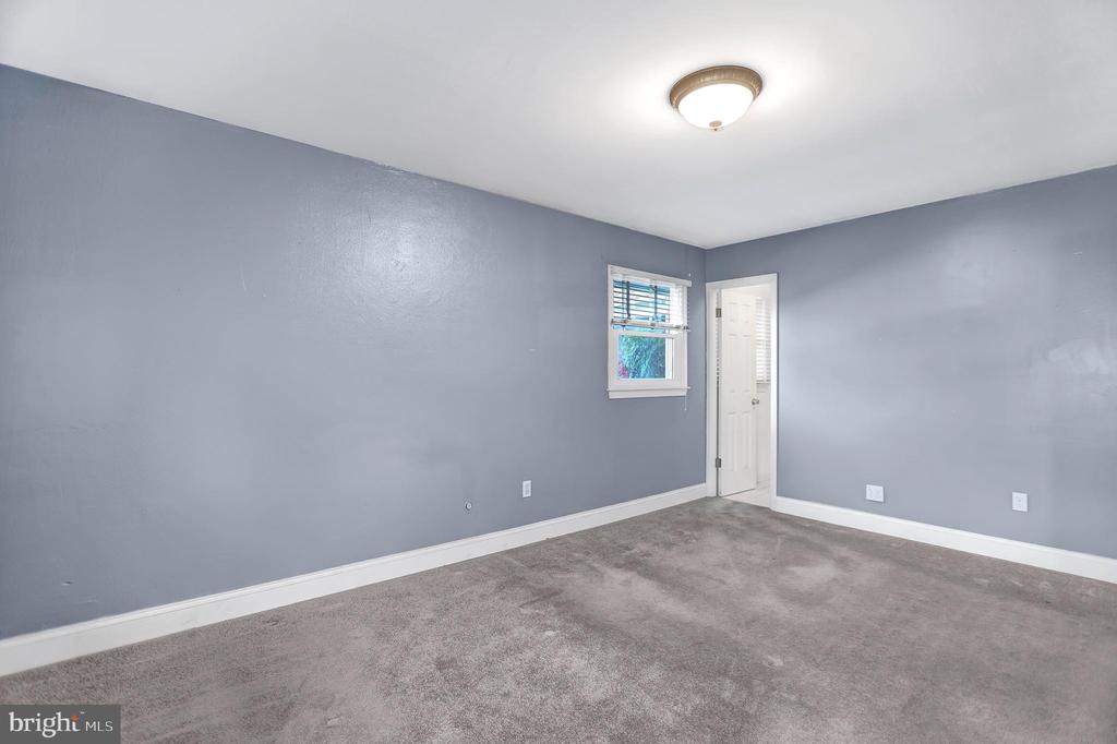 24 Globe Ln
