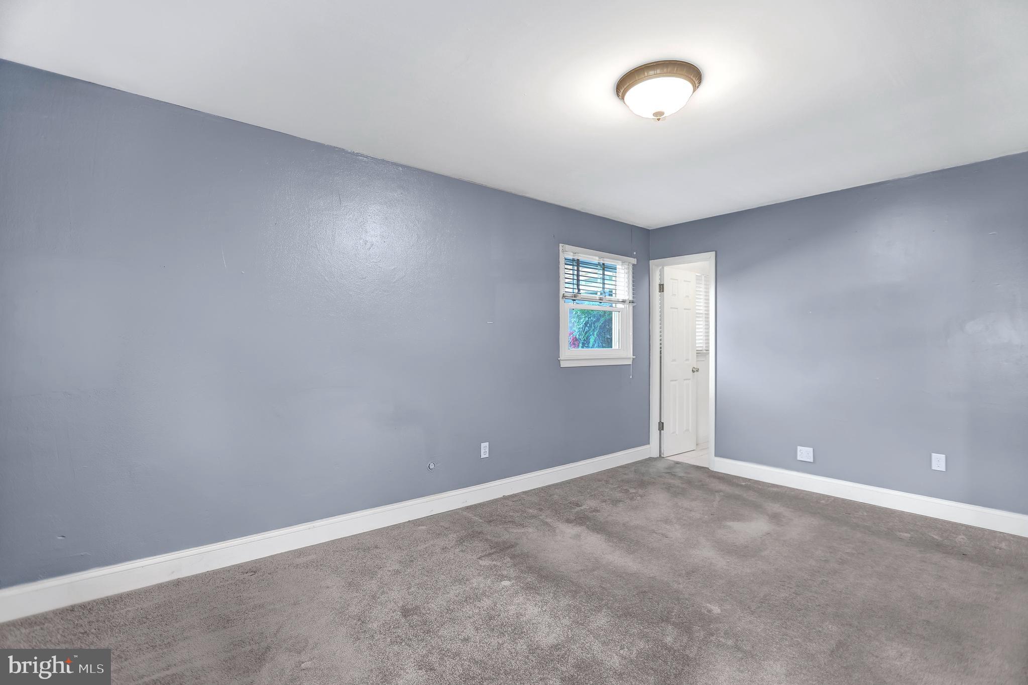 24 Globe Ln
