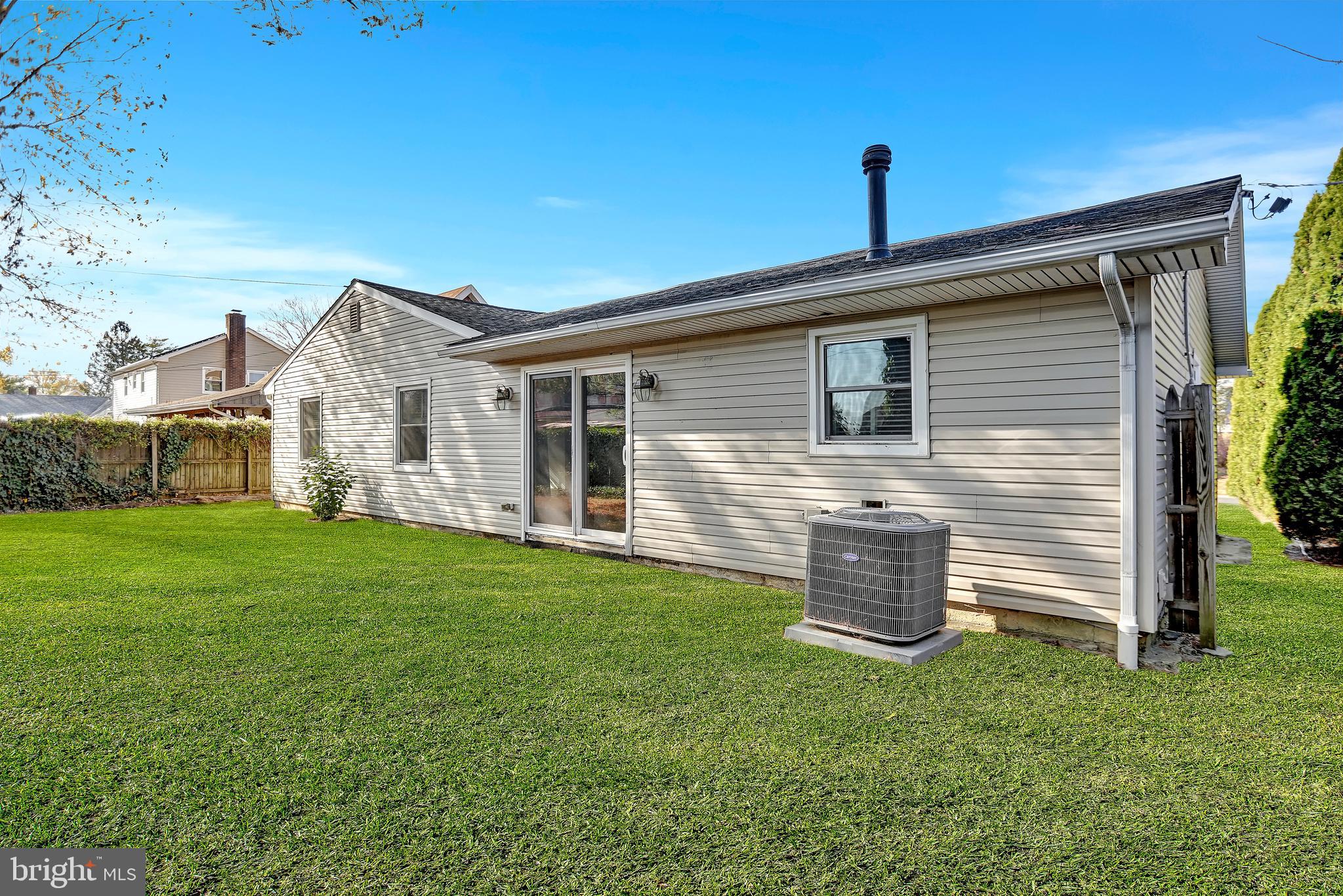 24 Globe Ln