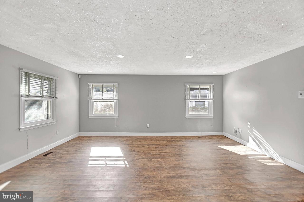 24 Globe Ln