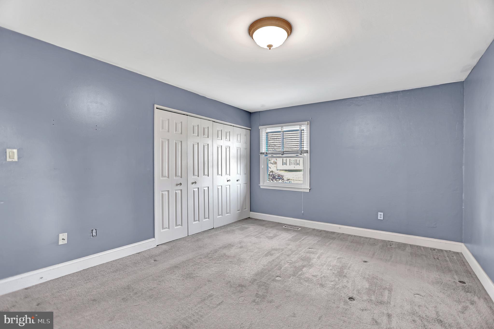 24 Globe Ln