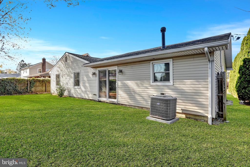 24 Globe Ln