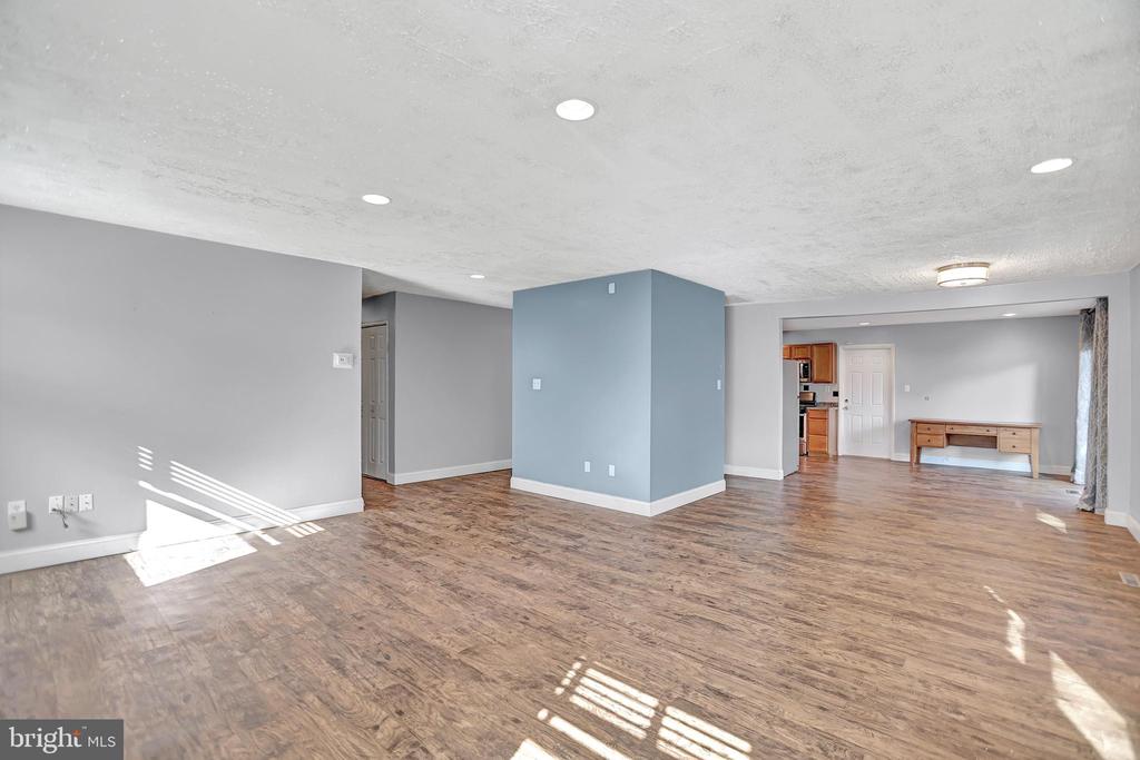 24 Globe Ln