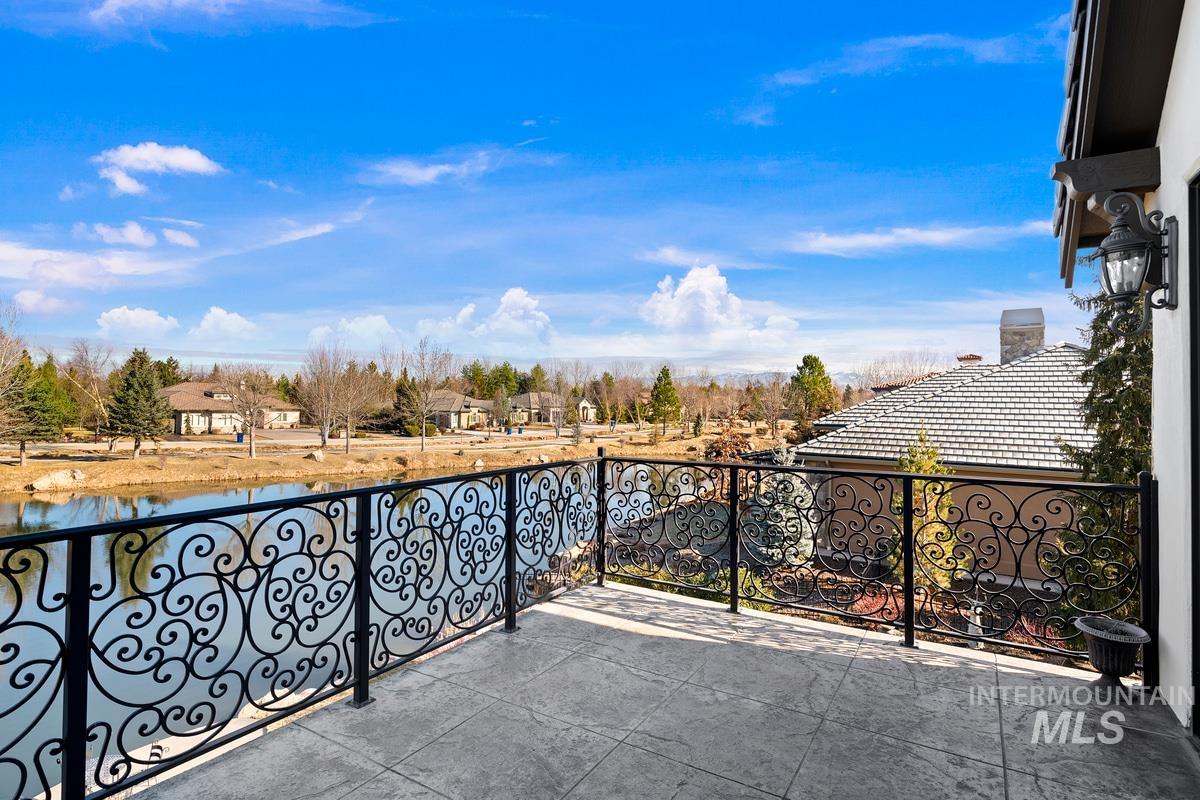 910 W. Watersford Dr.