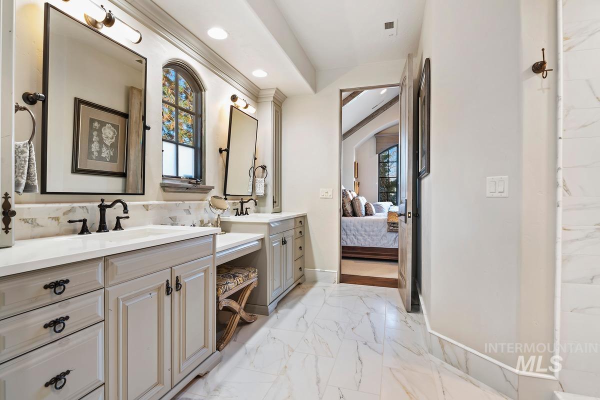 910 W. Watersford Dr.