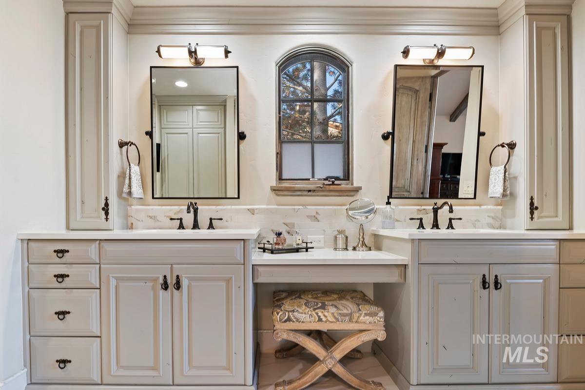 910 W. Watersford Dr.