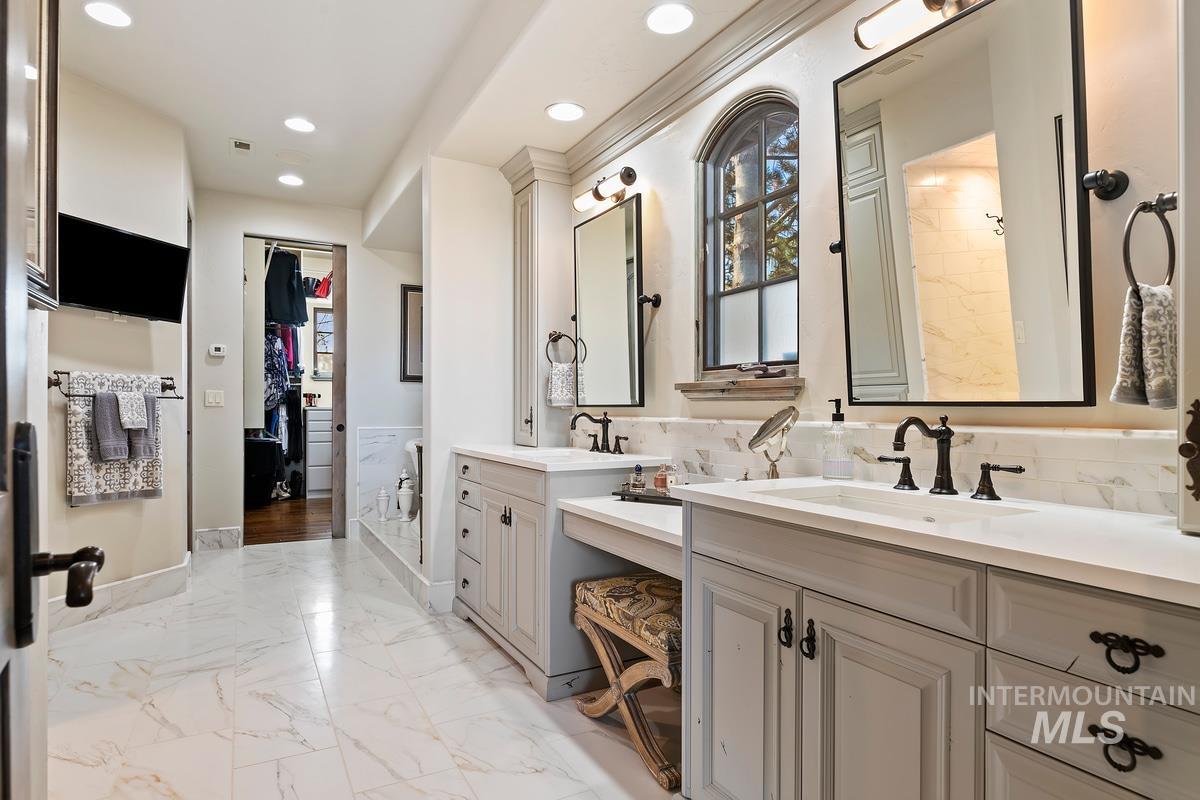 910 W. Watersford Dr.