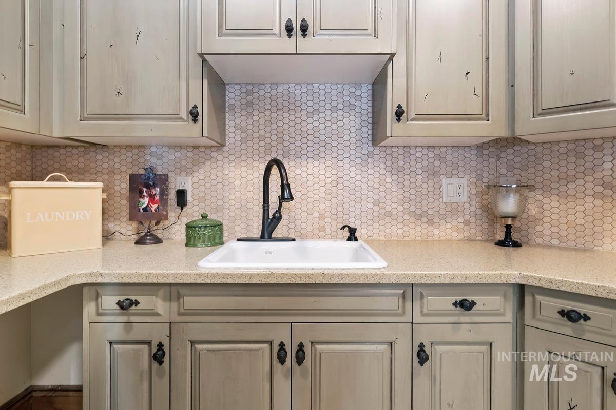 910 W. Watersford Dr.