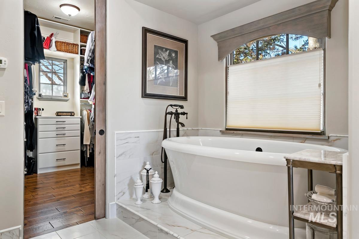 910 W. Watersford Dr.