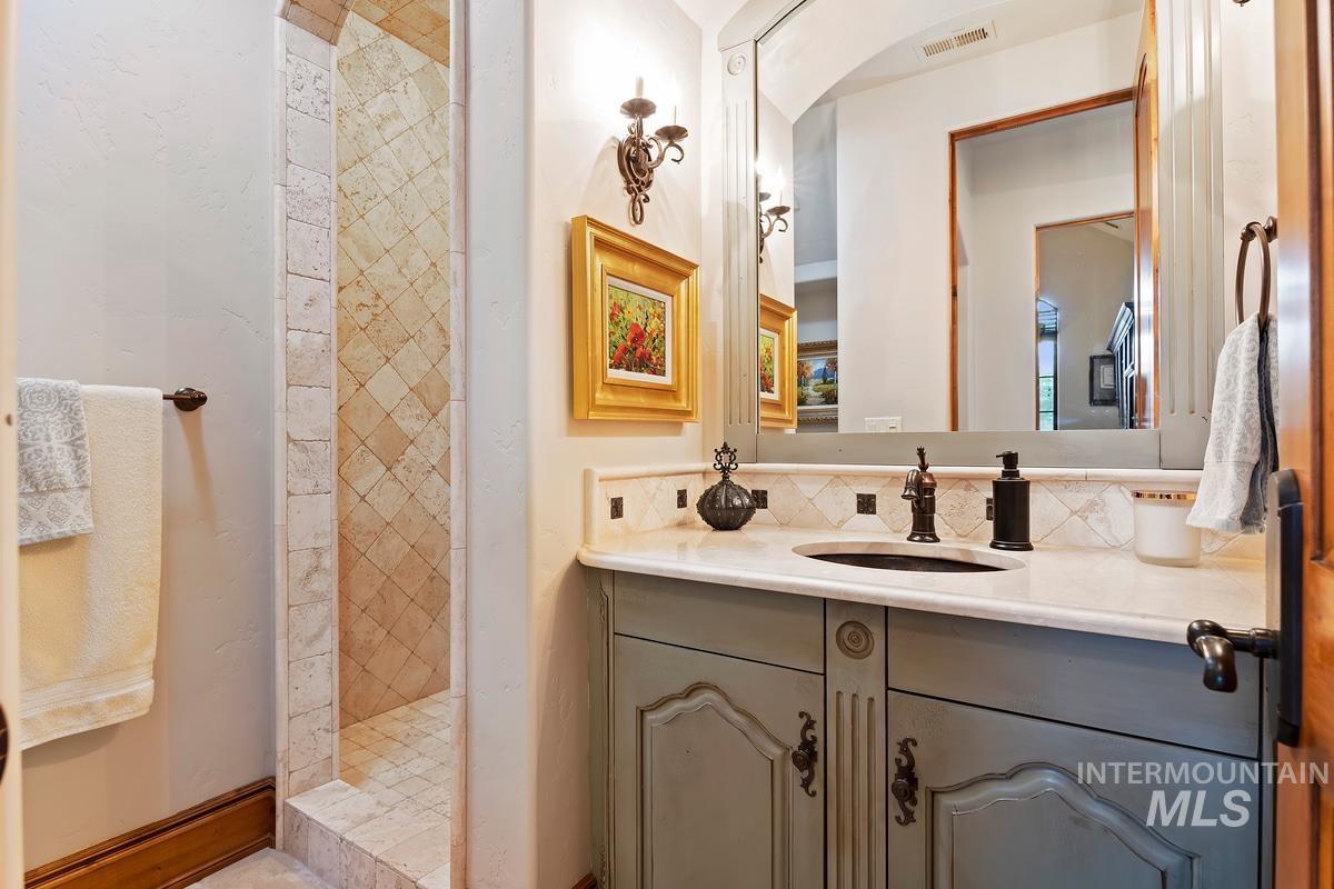 910 W. Watersford Dr.