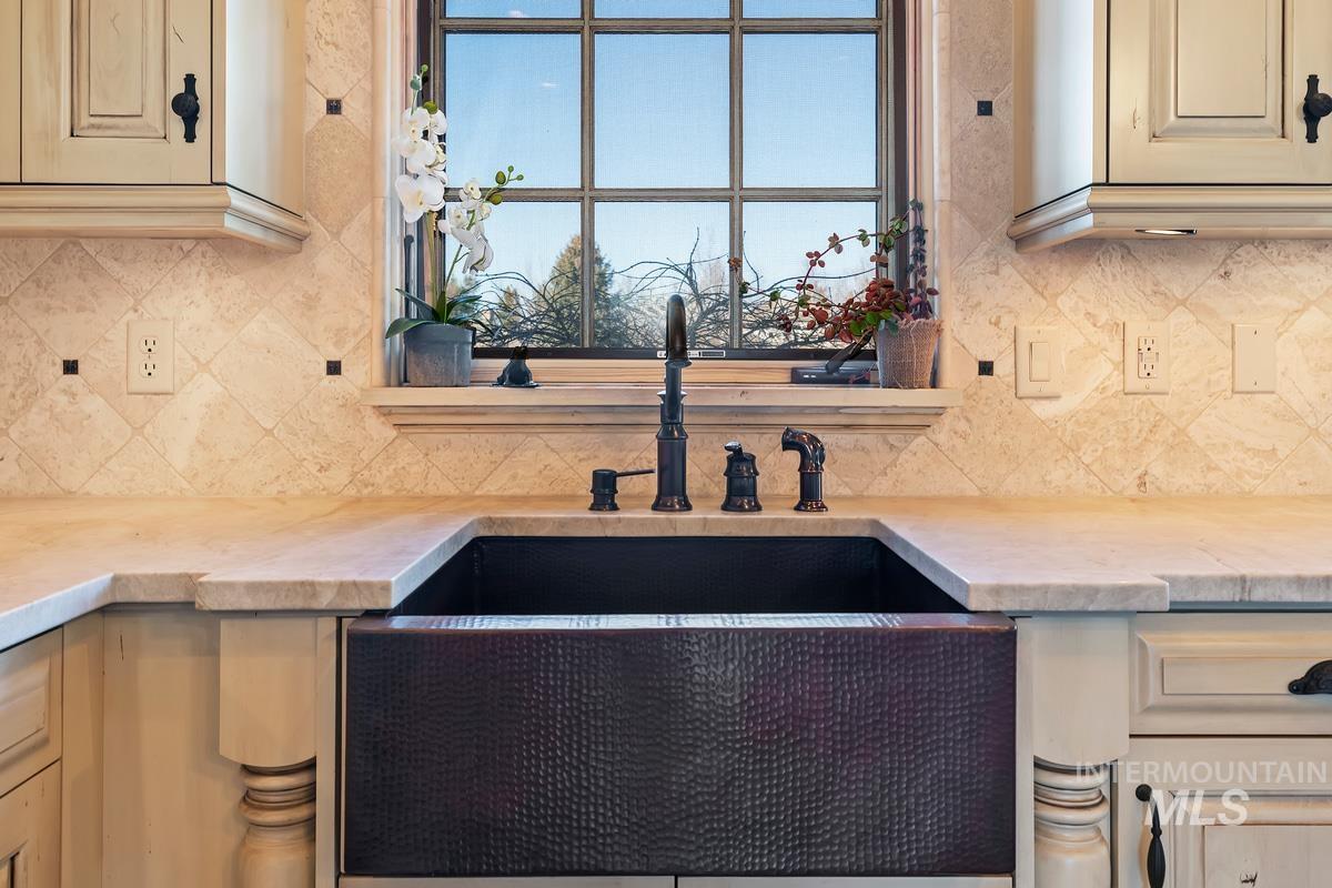 910 W. Watersford Dr.