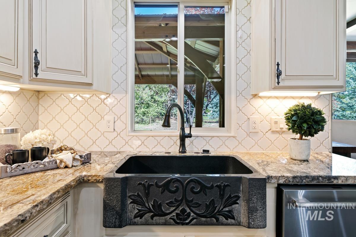 594 W Watersford Dr.