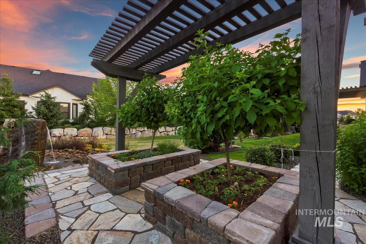 1529 E Garden Brook Drive