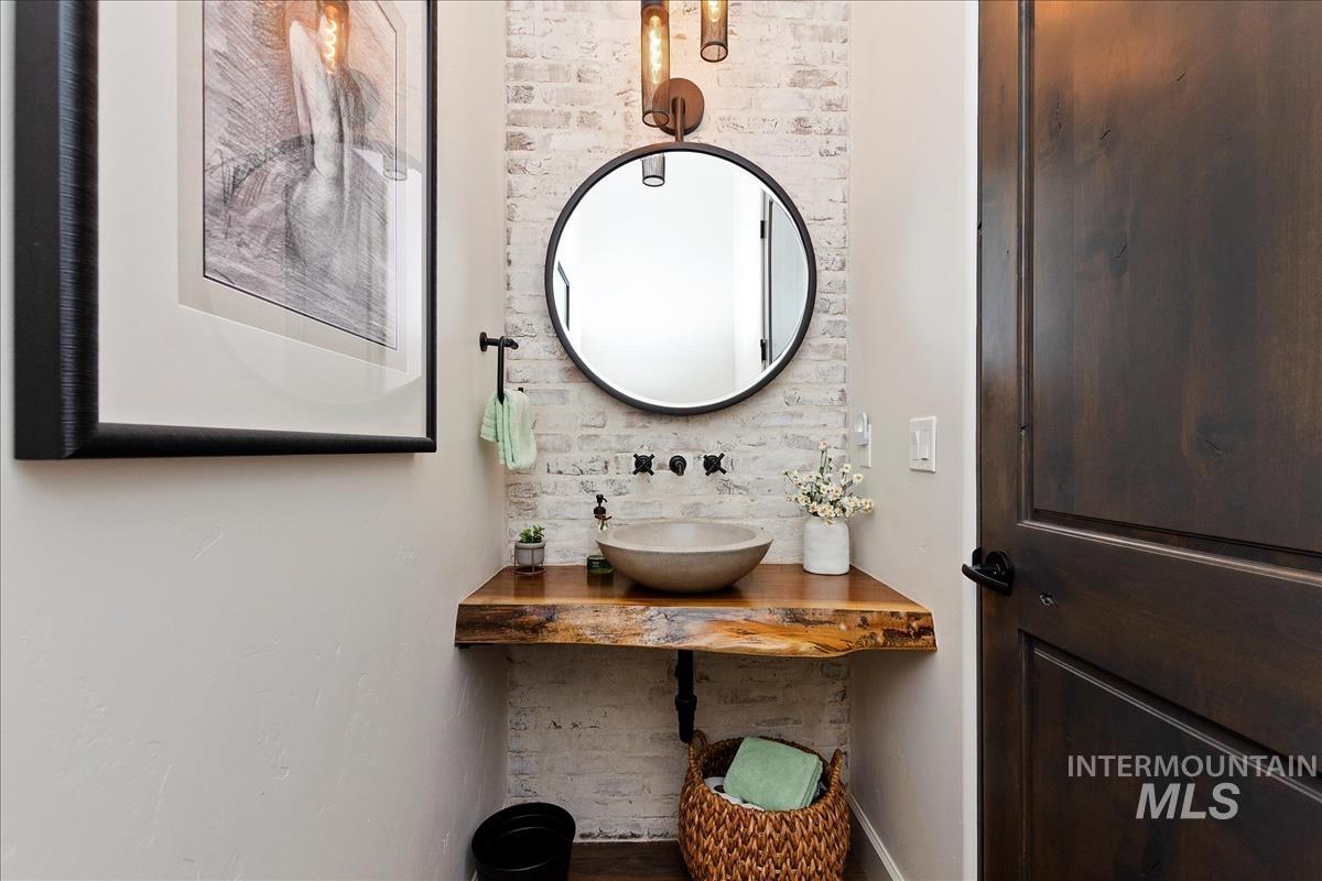 1529 E Garden Brook Drive