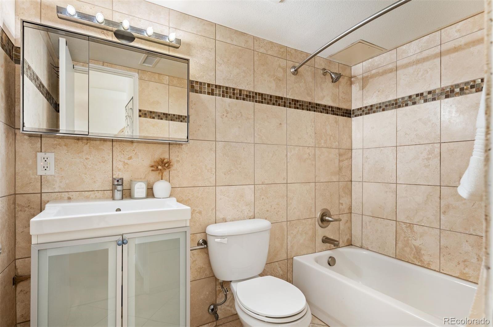 1032 N Clarkson Street Unit: 104