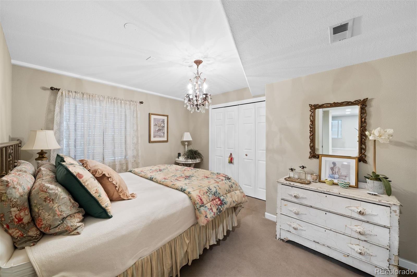 1004 Roslyn Court