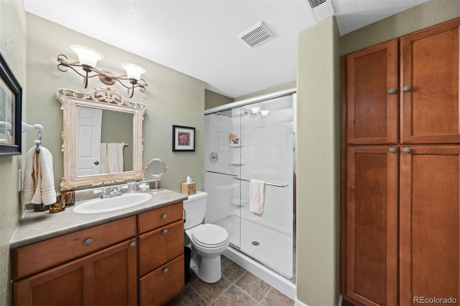 1004 Roslyn Court