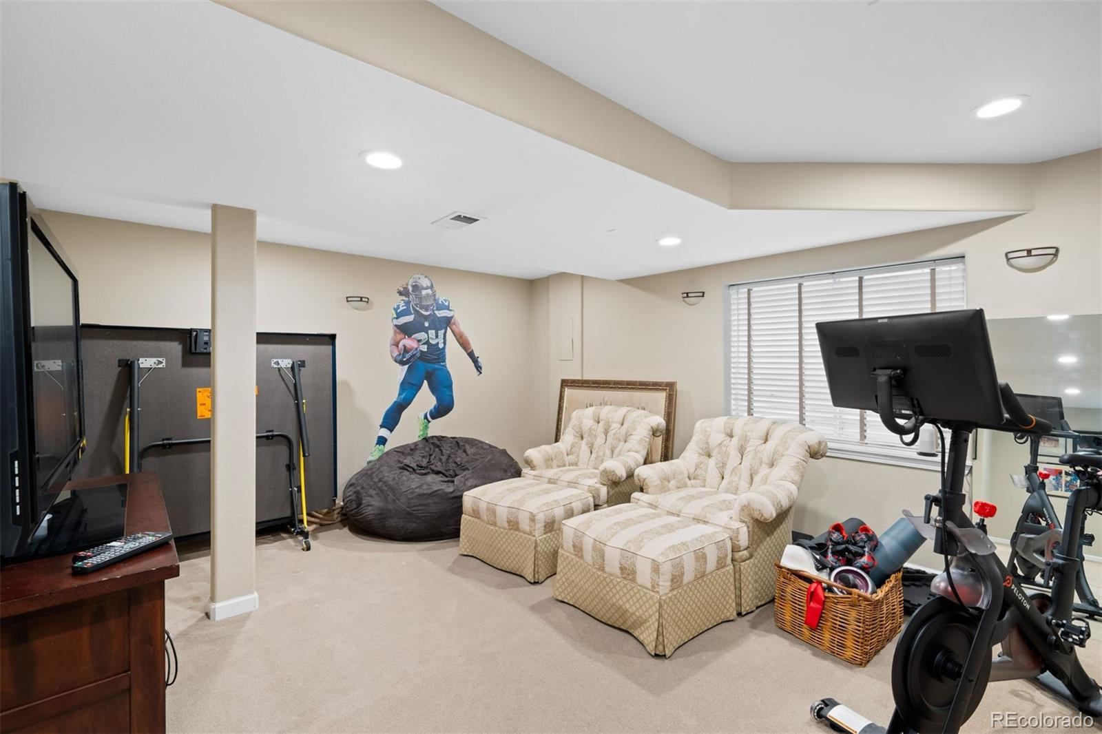 1004 Roslyn Court