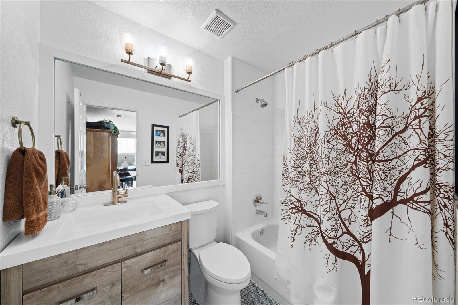 1004 Roslyn Court