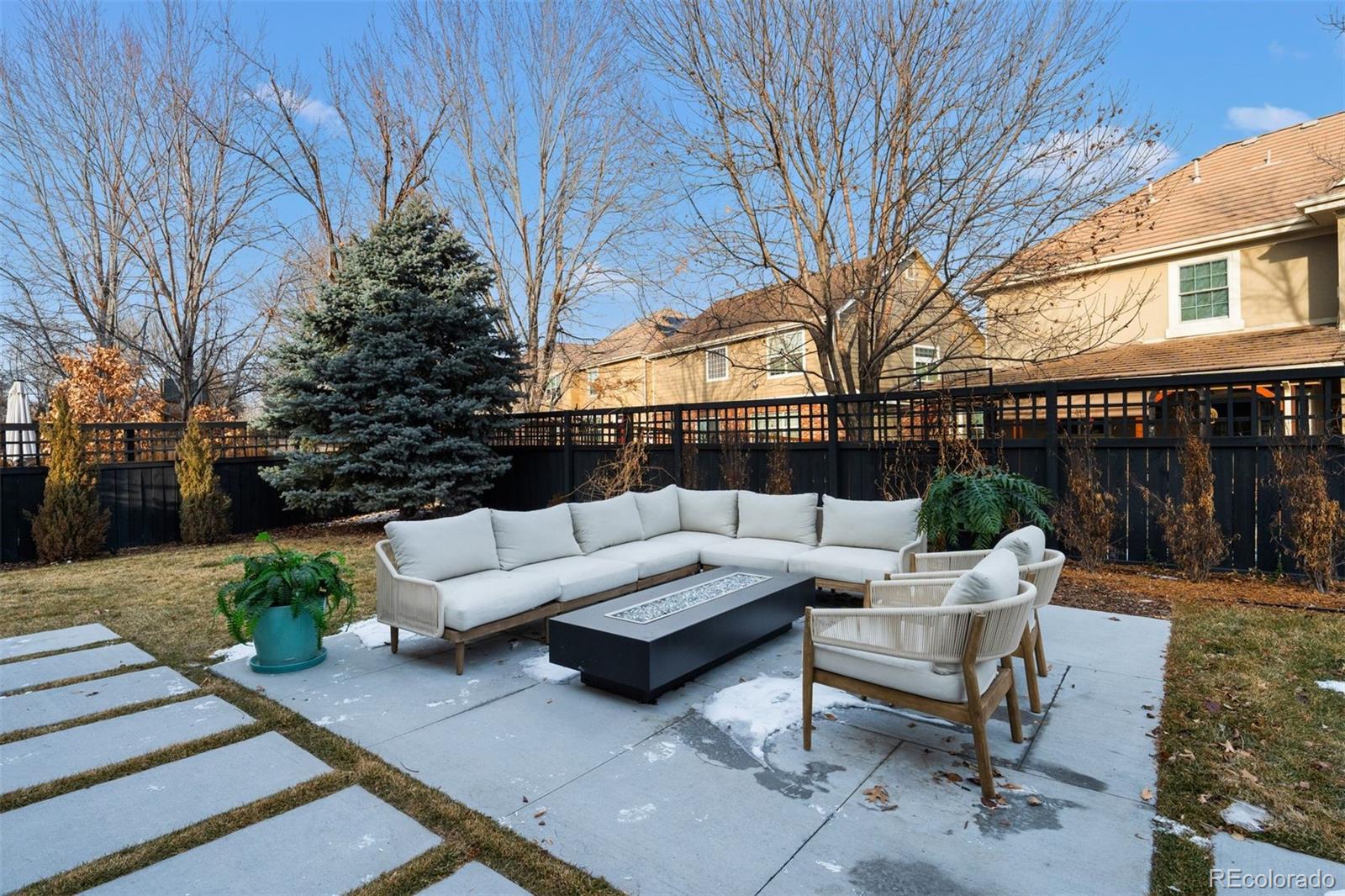 1004 Roslyn Court