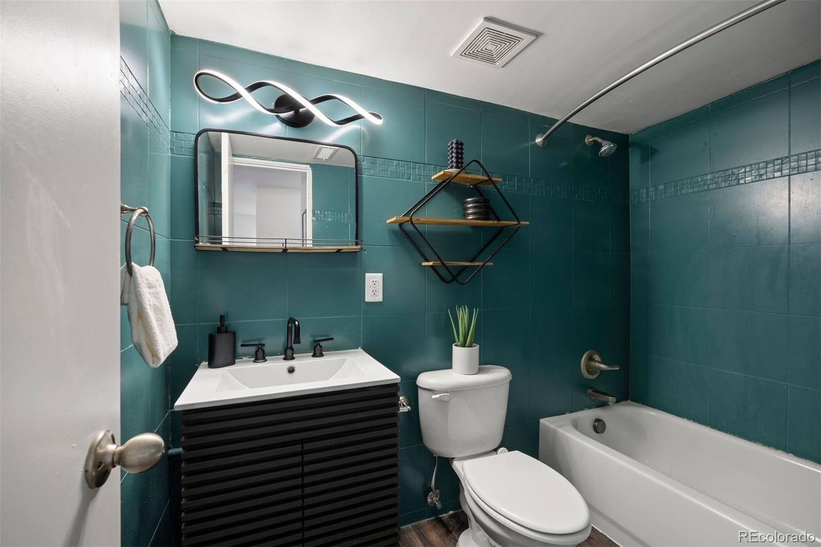 1032 N Clarkson Street Unit: 201