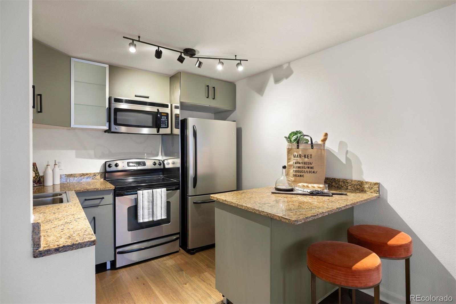 1032 N Clarkson Street Unit: 201
