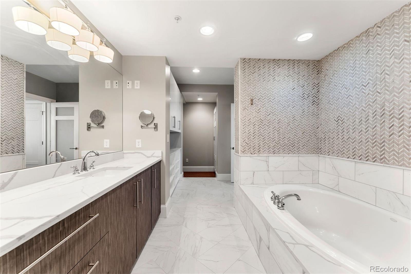 2001 Lincoln Street Unit: 2524