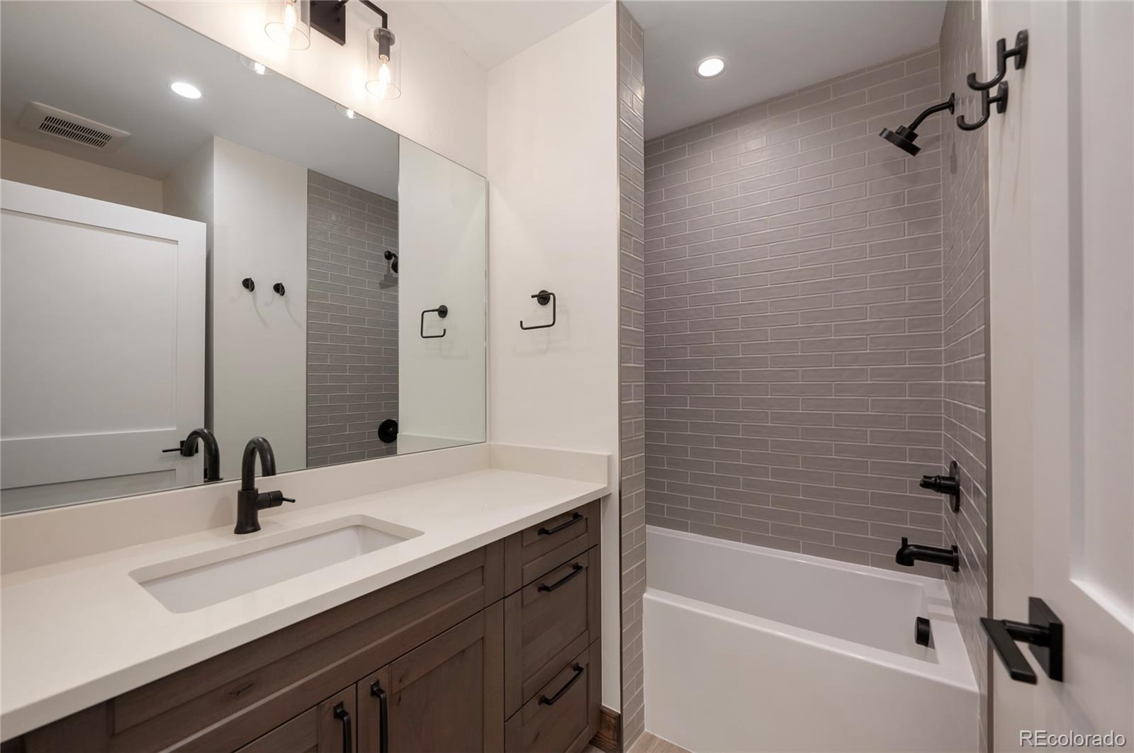 261 W Meadow Mile Unit: 4