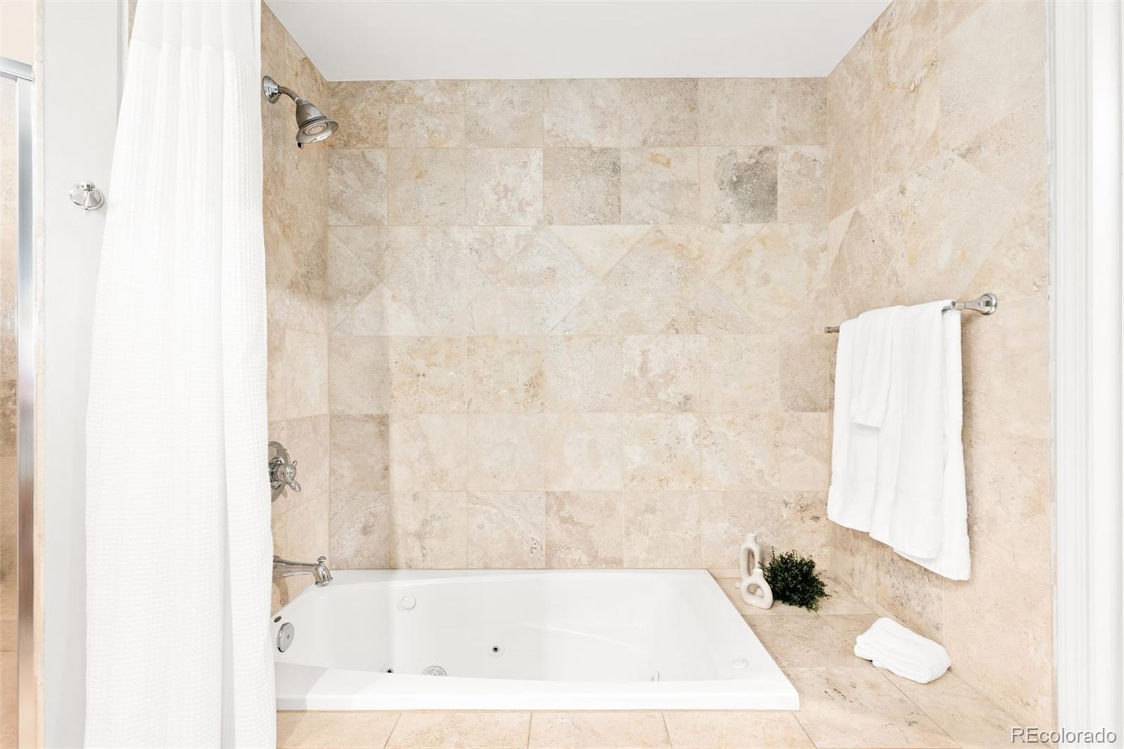 925 N Lincoln Street Unit: 4B