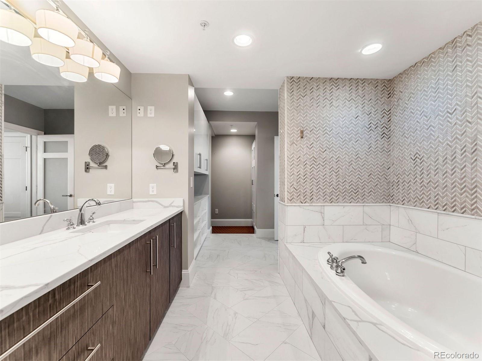 2001 Lincoln Street Unit: 2524L