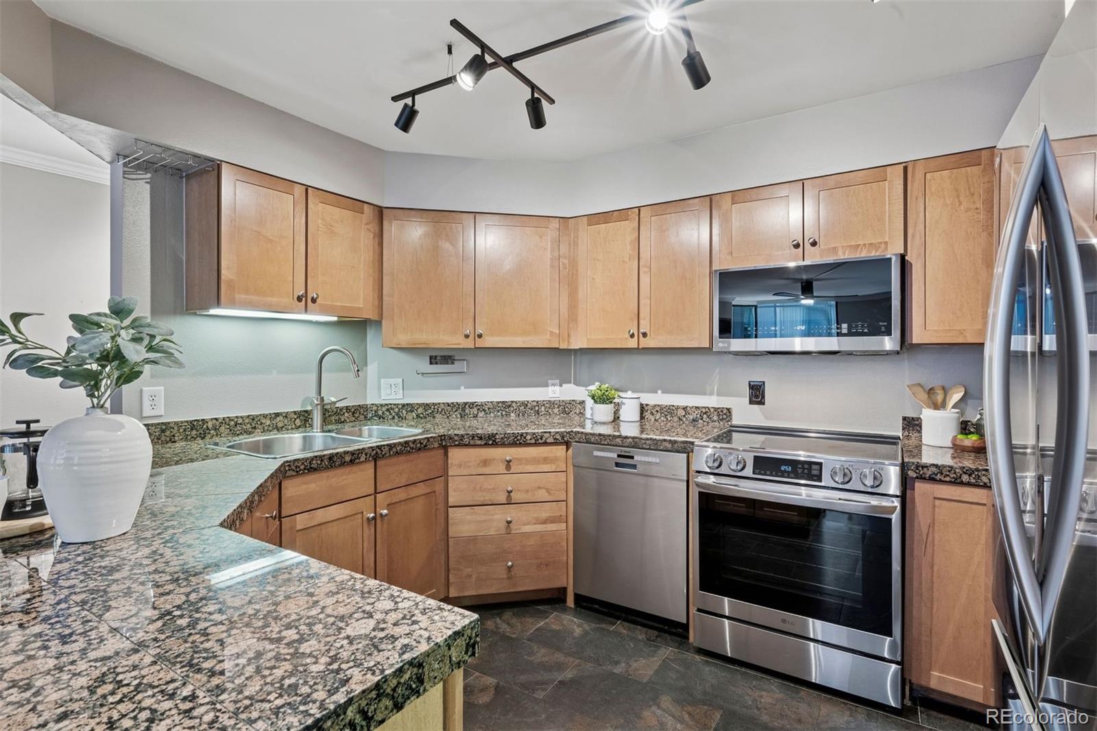1625 Larimer Street Unit: 1208